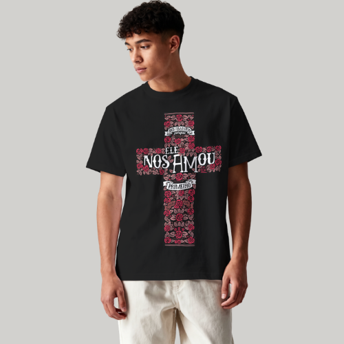 Ele Nos Amou Gospel — Camiseta Oversized Cruz Floral Rosas DTF Premium - Imagem 2