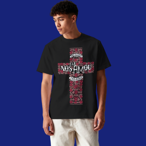 Ele Nos Amou Gospel — Camiseta Oversized Cruz Floral Rosas DTF Premium - Imagem 4